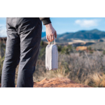 Neceser de RPET alargado con dos bolsillos y asa de transporte color beige vista de ambiente