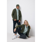 Chaqueta softshell de hombre casual fit 300 g/m2 Iqoniq color caqui cuarta vista con modelo