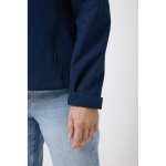 Chaqueta softshell de hombre casual fit 300 g/m2 Iqoniq color azul marino cuarta vista con modelo