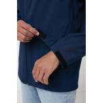 Chaqueta softshell de hombre casual fit 300 g/m2 Iqoniq color azul marino quinta vista con modelo
