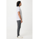 Camiseta técnica poliéster reciclado casual fit 150 g/m2 Iqoniq color gris claro cuarta vista con modelo