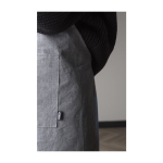 Delantal corporativo de RPET con cuello y tirantes de cuero sintético color gris tercera vista