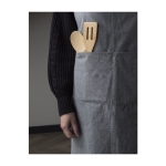 Delantal corporativo de RPET con cuello y tirantes de cuero sintético color gris cuarta vista