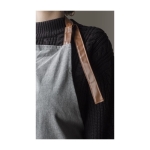 Delantal corporativo de RPET con cuello y tirantes de cuero sintético color gris quinta vista