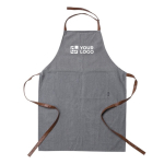 Delantal corporativo de RPET con cuello y tirantes de cuero sintético color gris vista de impresión