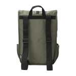 Mochila de RPET con dos bolsillos laterales y correa con hebilla color verde cuarta vista