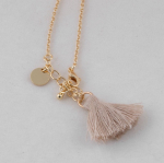 Abanico personalizable de 23 cm con pulsera dorada y pompón decorativo color natural quinta vista