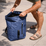 Mochila roll-top con logo de poliéster con cremallera vertical al frente color azul marino cuarta vista