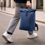 Mochila roll-top con logo de poliéster con cremallera vertical al frente color azul marino quinta vista