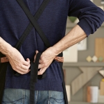 Delantal de algodón reciclado con dos bolsillos delanteros 280 g/m2 color negro segunda vista de ambiente