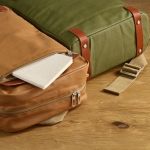 Mochila de algodón reciclado con detalles en cuero reciclado 340 g/m2 17” color verde militar vista de detalle