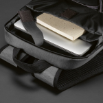 Mochila de nylon reciclado con cremalleras impermeables 22L 15,6” color gris oscuro vista de ambiente