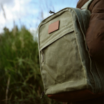 Mochila de algodón reciclado con revestimiento de cera 230 g/m2 color verde militar vista de ambiente