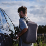 Mochila de RPET con cerradura numérica y tejidos anticorte 20L 15,6” color gris claro vista de ambiente