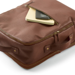 Mochila de piel reciclada elegante con bolsillo ampliable PC 17'' color marrón oscuro tercera vista de detalle