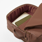 Mochila de piel reciclada elegante con bolsillo ampliable PC 17'' color marrón oscuro cuarta vista de detalle