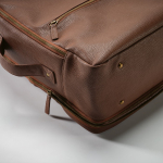 Mochila de piel reciclada elegante con bolsillo ampliable PC 17'' color marrón oscuro vista de detalle