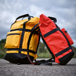 Mochila impermeable ecológica con cierre magnético para PC 17” color rojo vista de ambiente