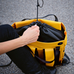 Mochila impermeable ecológica con cierre magnético para PC 17” color amarillo oscuro segunda vista de ambiente