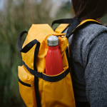 Mochila impermeable ecológica con cierre magnético para PC 17” color amarillo oscuro vista de ambiente