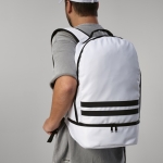 Mochila de RPET con tiras reflectantes y bolsillo para zapatos 25L color blanco vista de ambiente