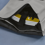 Mochila de piel sintética reciclada y plástico reciclado para PC 17” color gris claro tercera vista de detalle