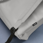 Mochila de piel sintética reciclada y plástico reciclado para PC 17” color gris claro vista de detalle