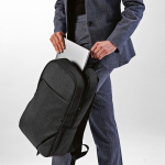 Mochila de 300D RPET con compartimento frontal con cremallera 18L 15,6” color negro vista de ambiente