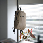 Mochila de 300D RPET con compartimento frontal con cremallera 18L 15,6” color camel vista de ambiente