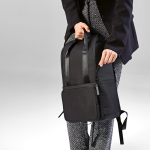 Mochila de poliéster reciclado con compartimento para portátil 18L color negro tercera vista de ambiente