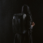 Mochila de cuero sintético para clientes con espacio acolchado para portátil 20L color negro vista de ambiente