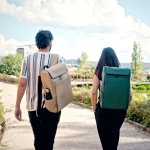 Mochila de cuero sintético con espacio acolchado para portátil 20L color verde vista de ambiente