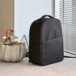 Mochila urbana de plástico reciclado con cinta para trolley 17” color negro vista de ambiente