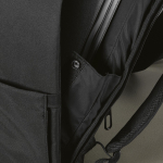 Mochila urbana de plástico reciclado con cinta para trolley 17” color negro tercera vista de detalle