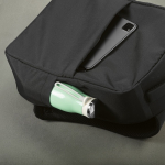 Mochila urbana de plástico reciclado con cinta para trolley 17” color negro cuarta vista de detalle