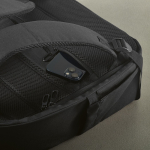 Mochila urbana de plástico reciclado con cinta para trolley 17” color negro quinta vista de detalle