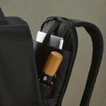 Mochila urbana de plástico reciclado con cinta para trolley 17” color negro vista de detalle