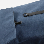 Mochila de algodón reciclado con detalles de piel sintética 25L color azul cuarta vista de detalle