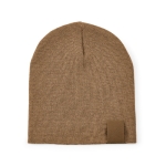 Gorro sostenible de RPET ideal para los días fríos de invierno color camel vista frontal