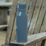Botella de acero reciclado hermética con estilo industrial 1L color negro vista de ambiente