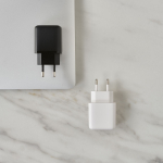 Cargador de pared de plástico reciclado con entradas USB-A y USB-C 20W color negro vista de ambiente