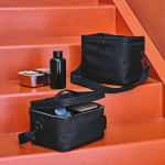 Nevera de plástico reciclado con doble asa de transporte 7.5L color negro vista de ambiente