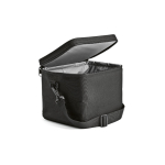 Nevera aislante de plástico reciclado con apertura amplia 10L color negro vista de ambiente