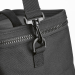Nevera aislante de plástico reciclado con apertura amplia 10L color negro vista de detalle