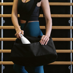 Bolsa deportiva impermeable de plástico eco con bolsillo oculto 50L color negro vista de ambiente