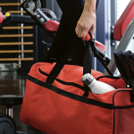 Bolsa deportiva impermeable de plástico eco con bolsillo oculto 50L color rojo segunda vista de ambiente