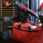 Bolsa deportiva impermeable de plástico eco con bolsillo oculto 50L color rojo tercera vista de ambiente