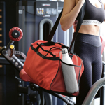 Bolsa deportiva impermeable de plástico eco con bolsillo oculto 50L color rojo vista de ambiente