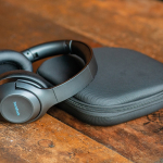 Auriculares inalámbricos con cancelación activa y micrófono con IA color gris oscuro segunda vista de ambiente