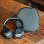 Auriculares inalámbricos con cancelación activa y micrófono con IA color gris oscuro vista de ambiente